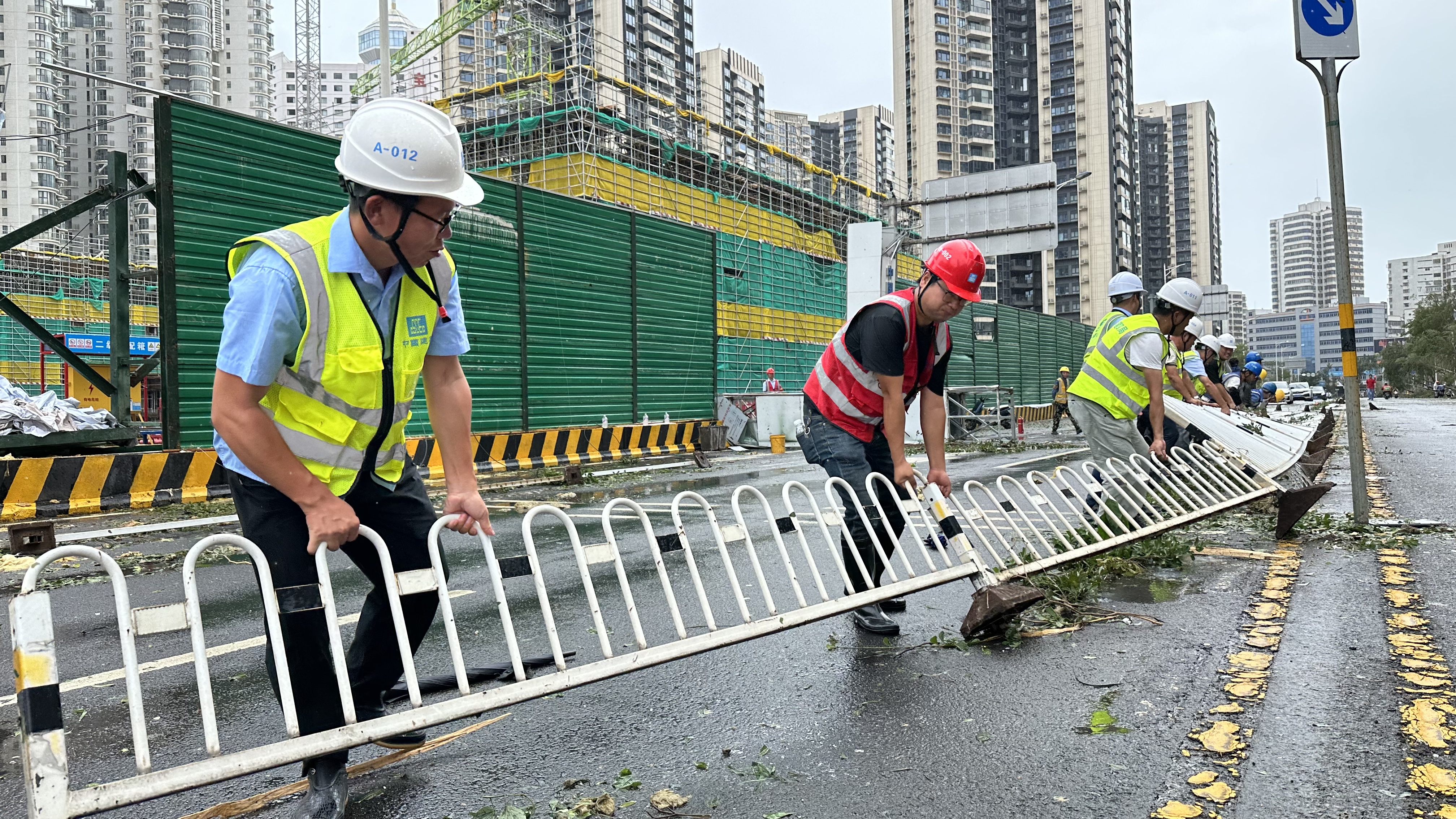 9月8日，中建四局土木公司海口华润中心（四期）项目主动参与海口全市抢险救灾工作（道路清障) (3).jpg