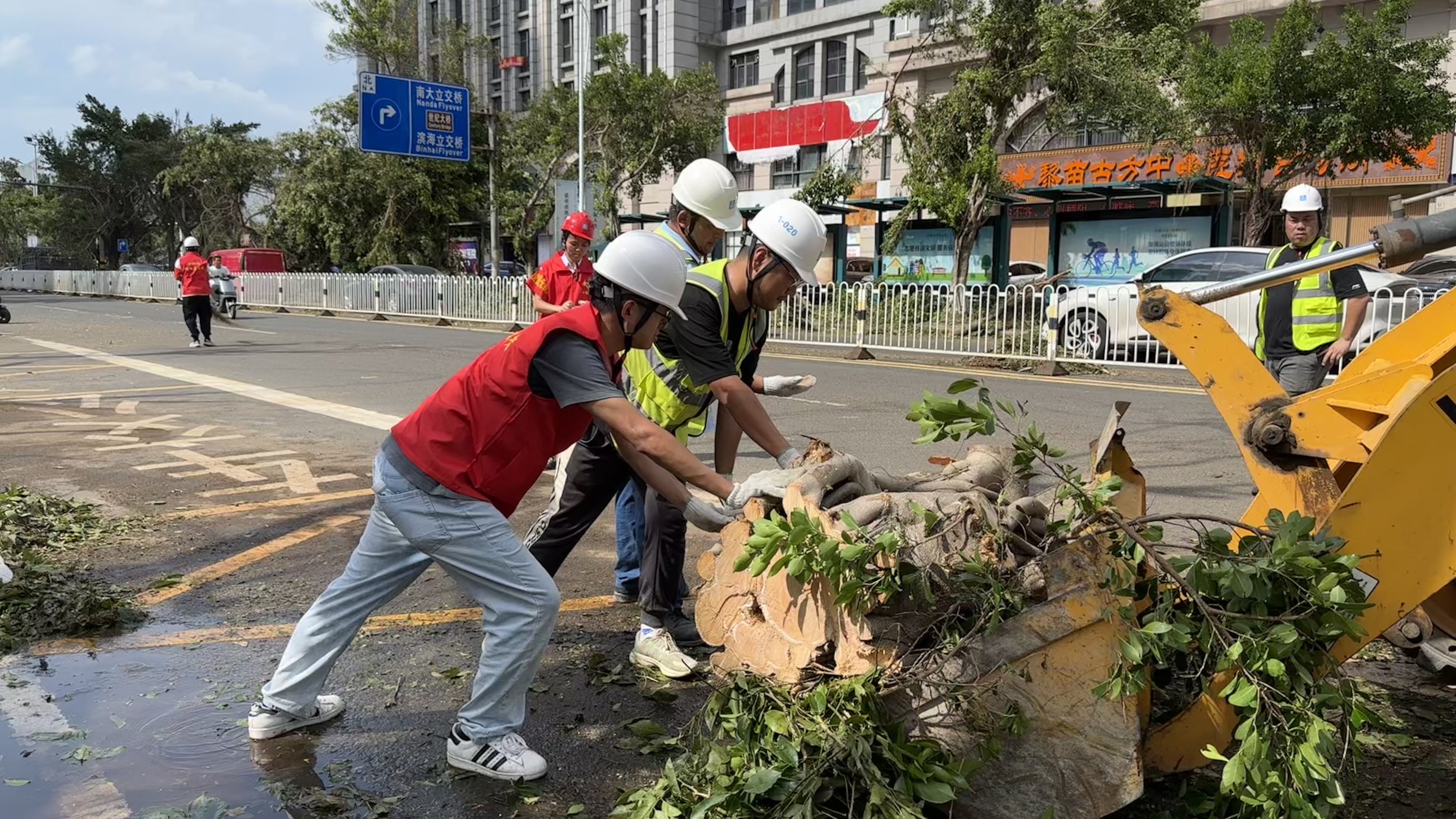 9月8日，中建四局土木公司海口华润中心（四期）项目主动参与海口全市抢险救灾工作（道路清障) (2).jpg