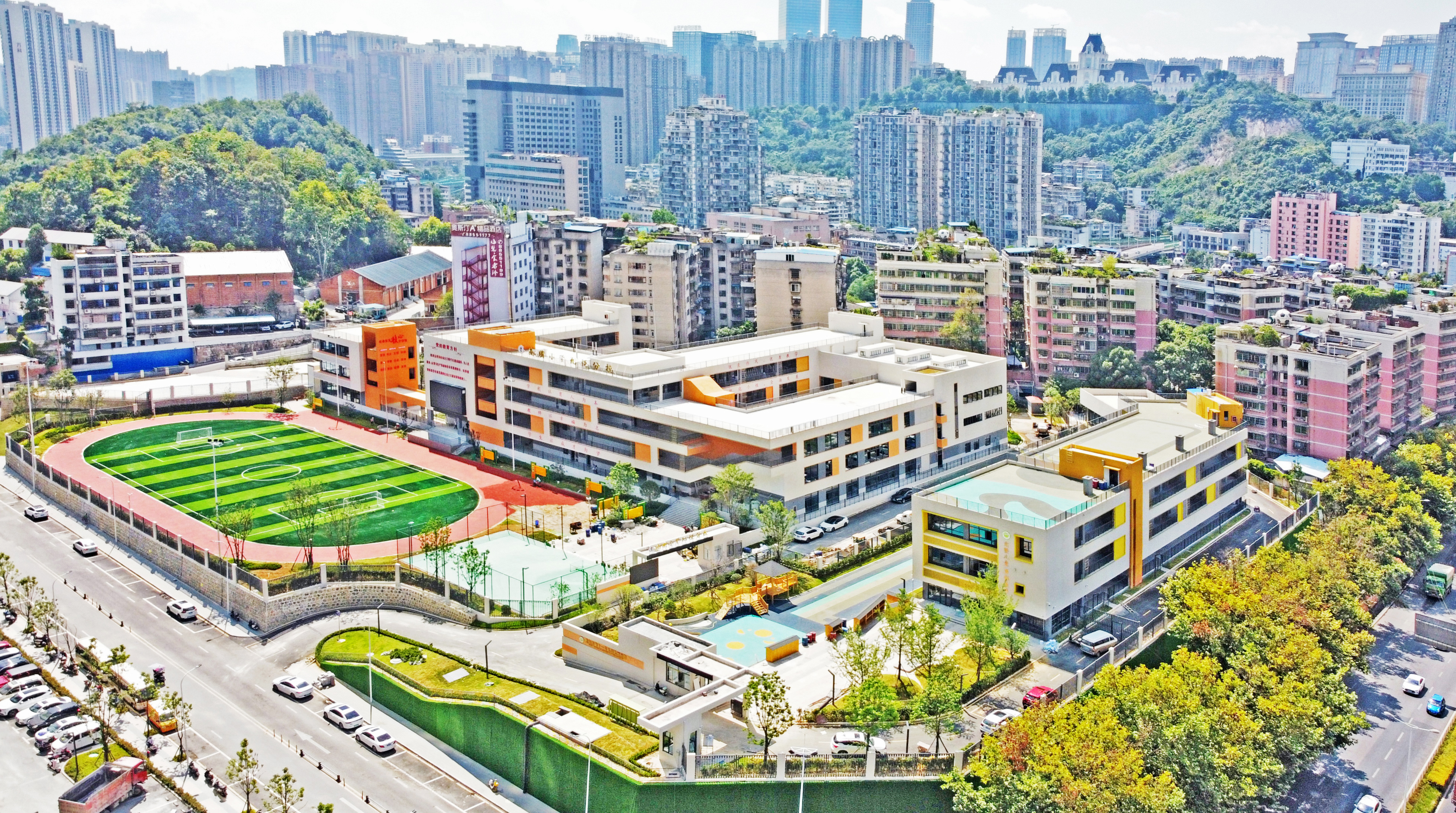 中建二局承建的華潤貴陽九悅小學(xué)、幼兒園項目通過竣工驗(yàn)收