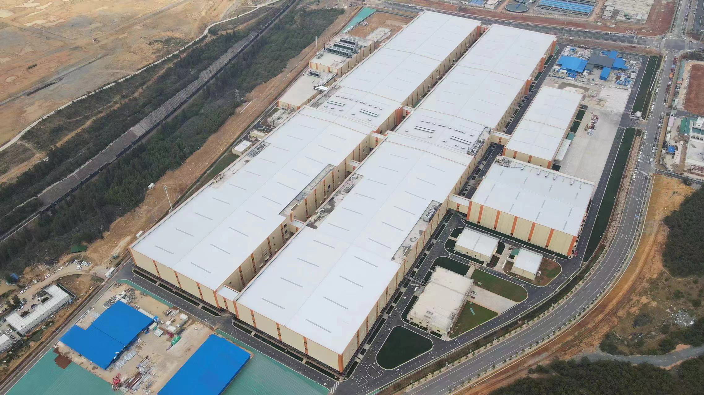 【中建安装投稿官网】中建安装承建的曲靖亿纬锂能23吉瓦时圆柱磷酸铁锂储能动力总承包电池项目量产交付.png