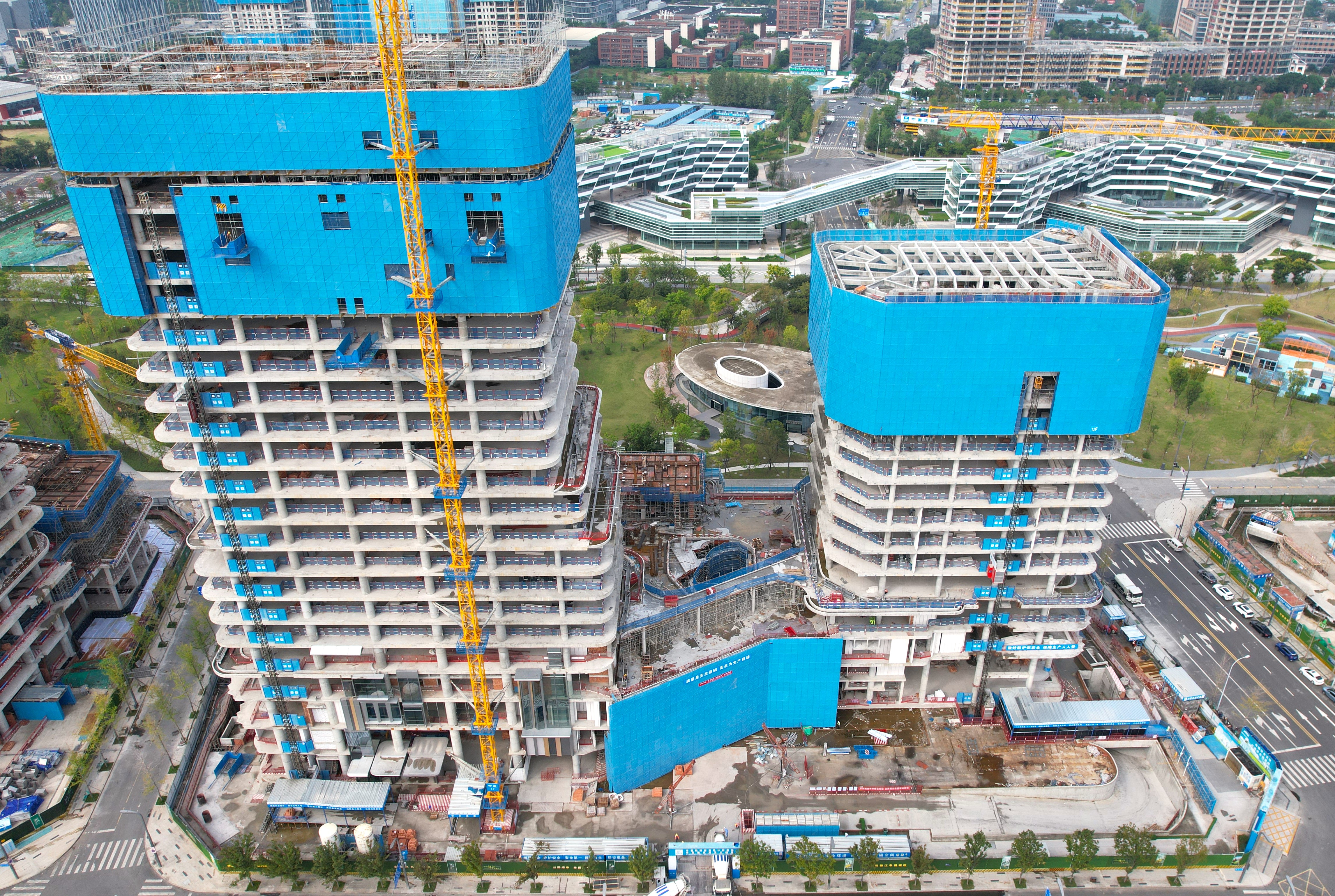 中建三局承建的成都交子公园G10项目主体结构全面封顶