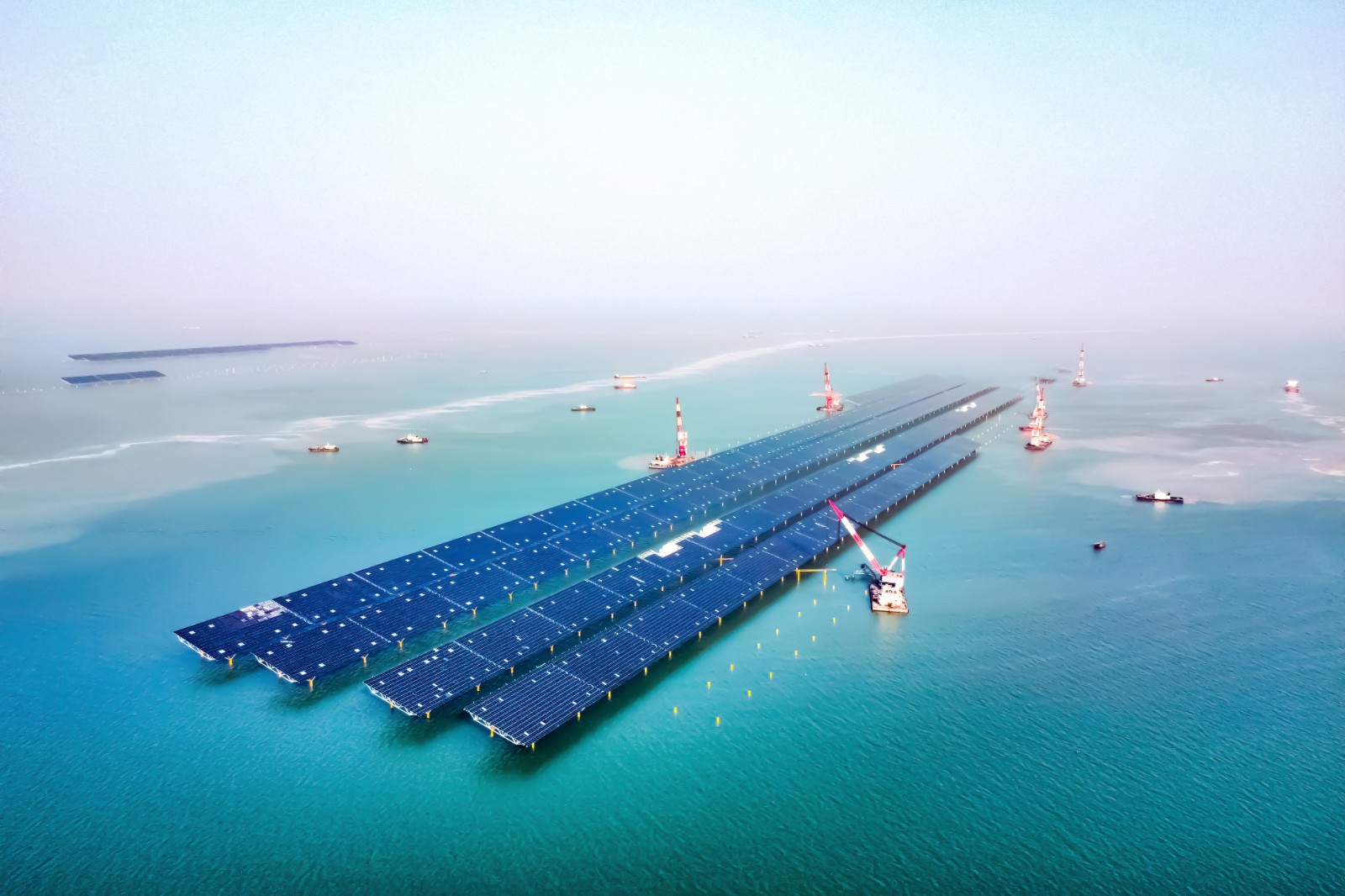 國內(nèi)首個百萬千瓦級海上光伏項目首批發(fā)電單元正式并網(wǎng)