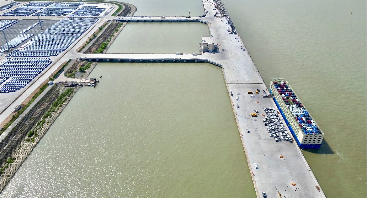 中建港航局全力打造長(zhǎng)江沿線最大汽車滾裝碼頭