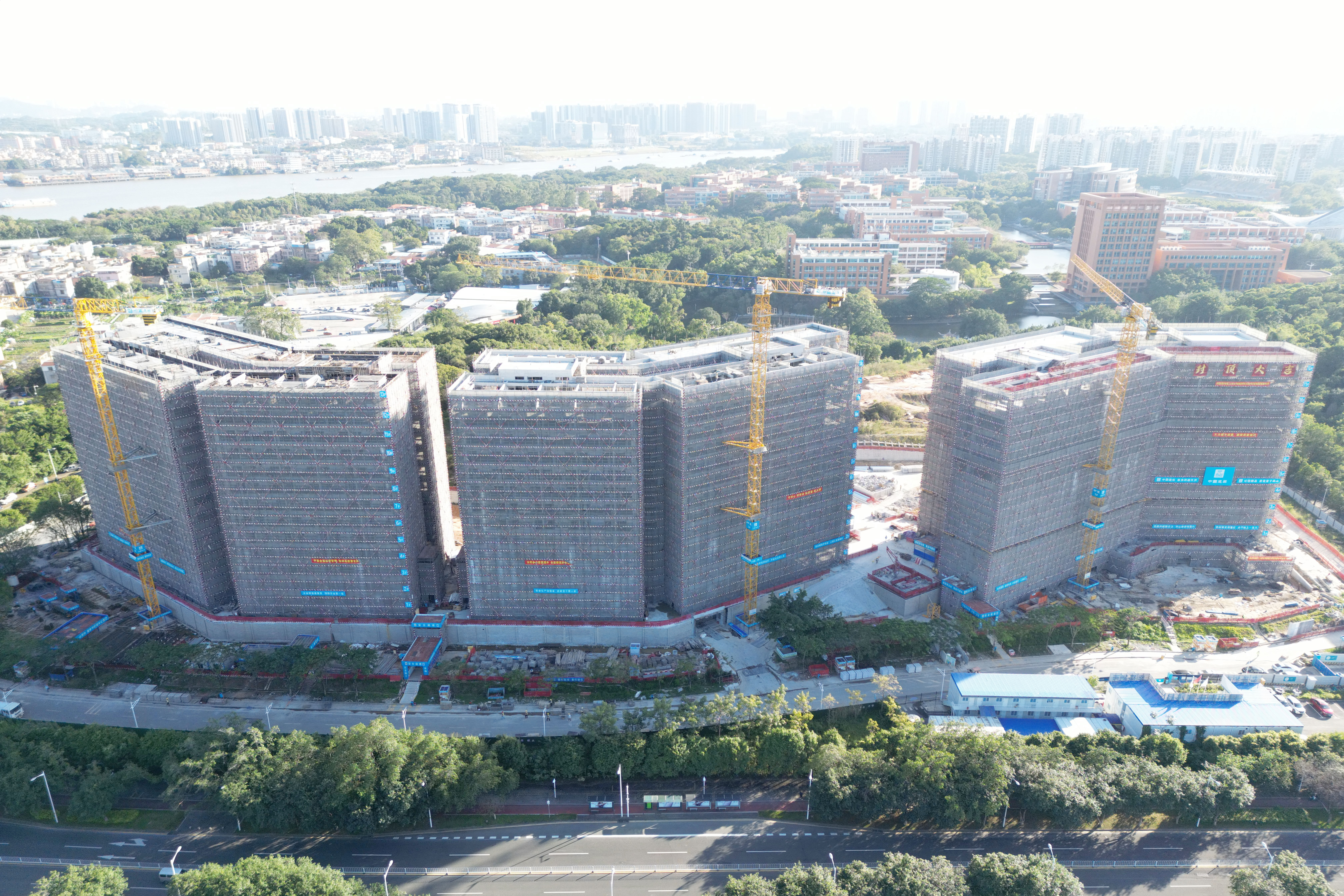 中建八局承建的廣東省廣州市華南理工大學(xué)大學(xué)城校區(qū)研究生宿舍項(xiàng)目主體結(jié)構(gòu)封頂