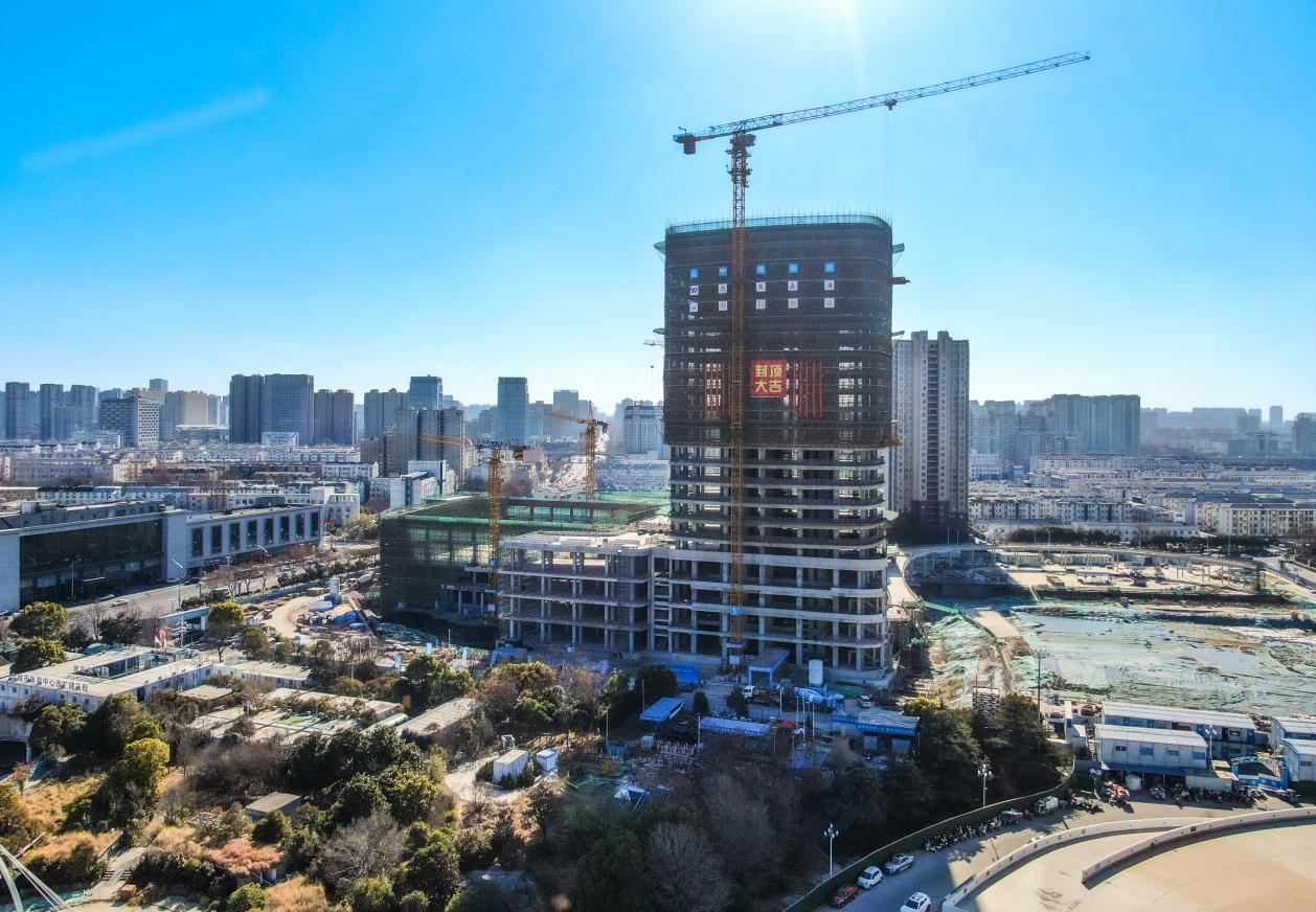 中建安裝承建的江蘇鹽城體育中心改擴(kuò)建EPC總承包項目封頂