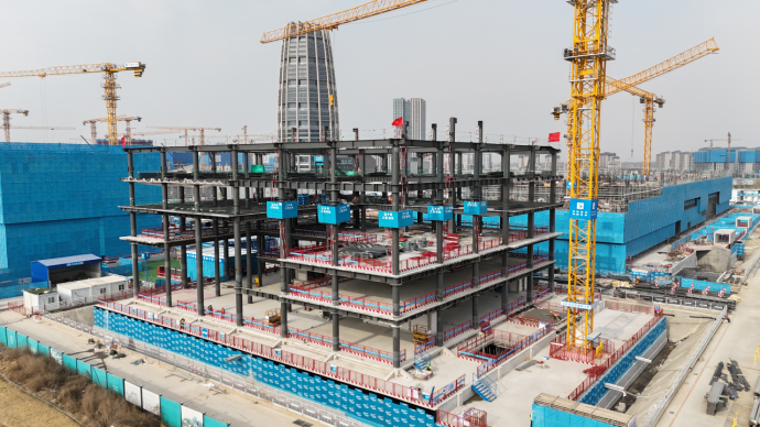 中建三局承建的中國(guó)礦產(chǎn)資源集團(tuán)有限公司雄安總部項(xiàng)目總部辦公樓鋼結(jié)構(gòu)封頂