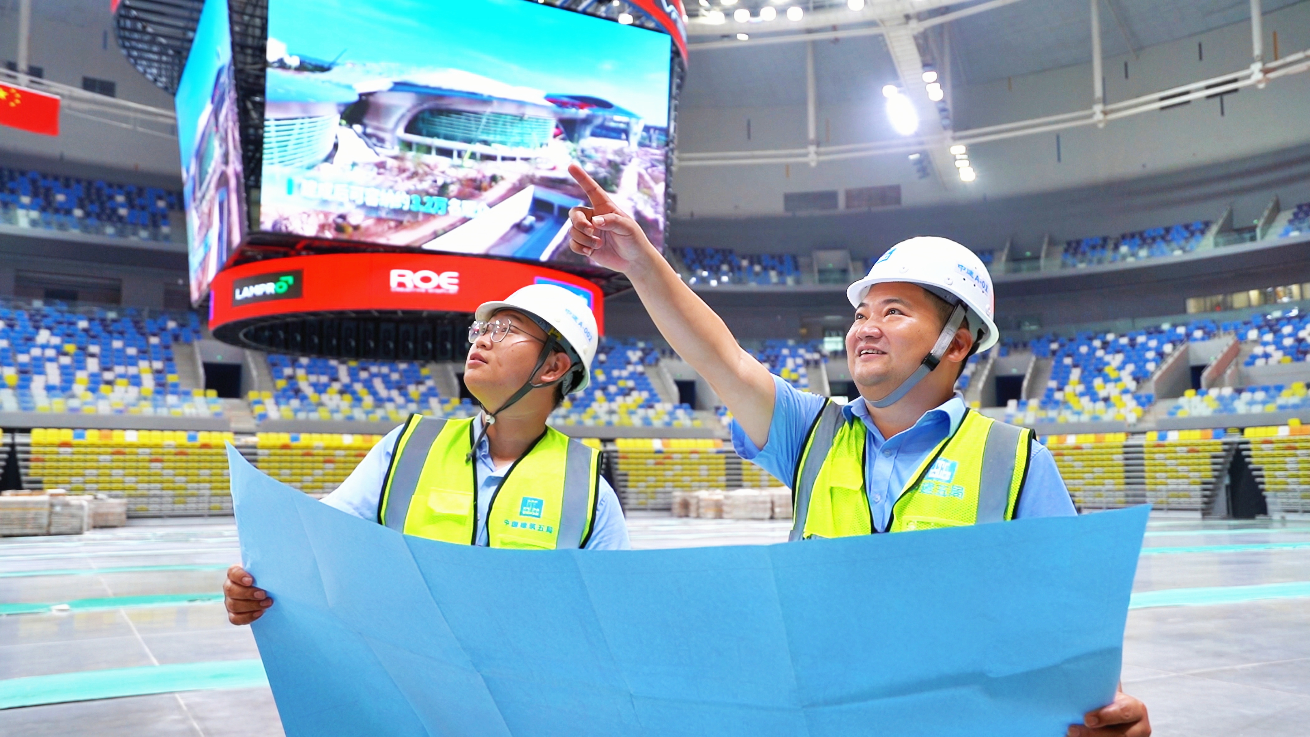尹周在指导德胜体育中心项目建设.jpg