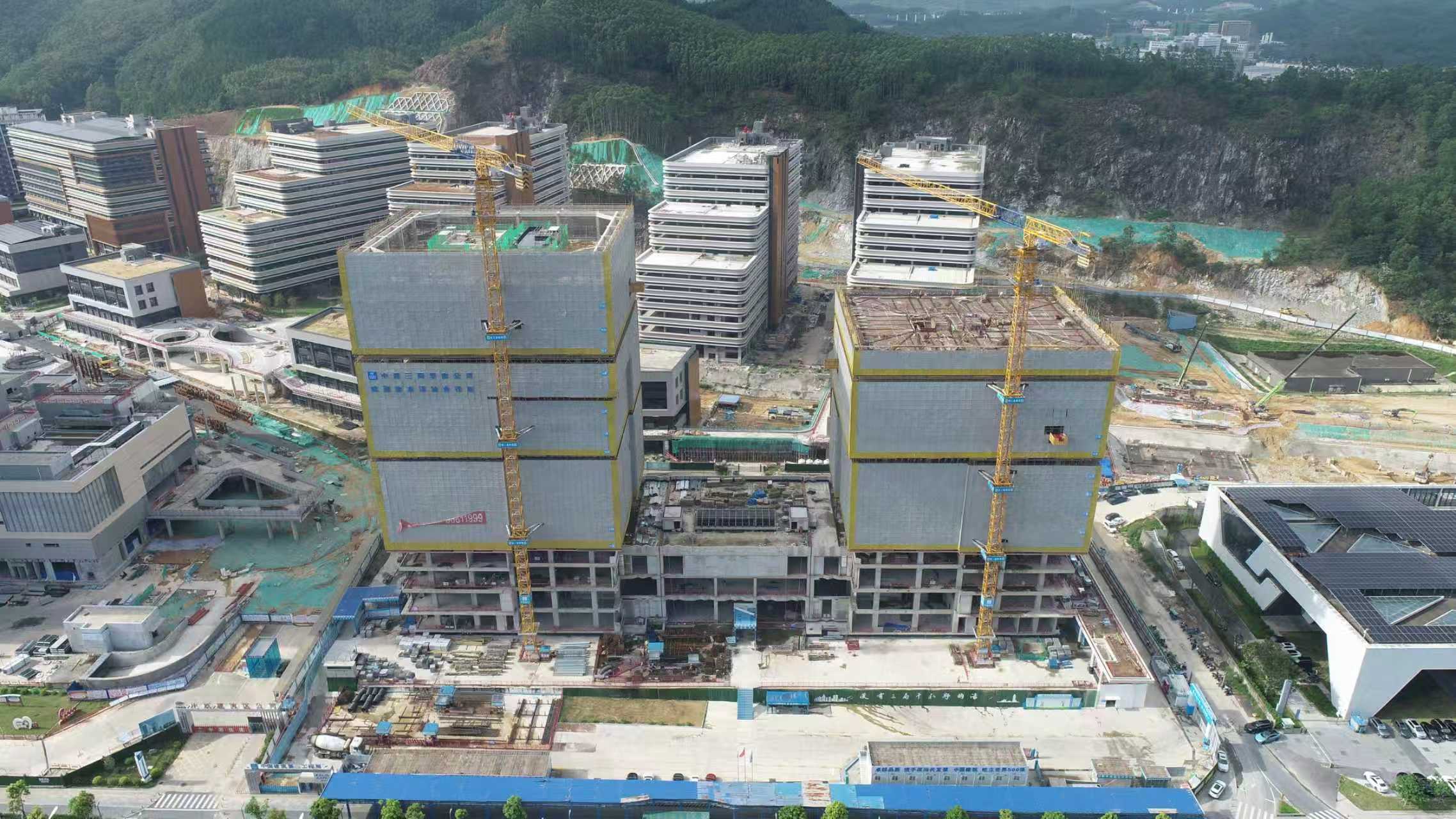 【集团网站投稿】中建三局承建的深汕产业园项目主体结构全面封顶.jpg