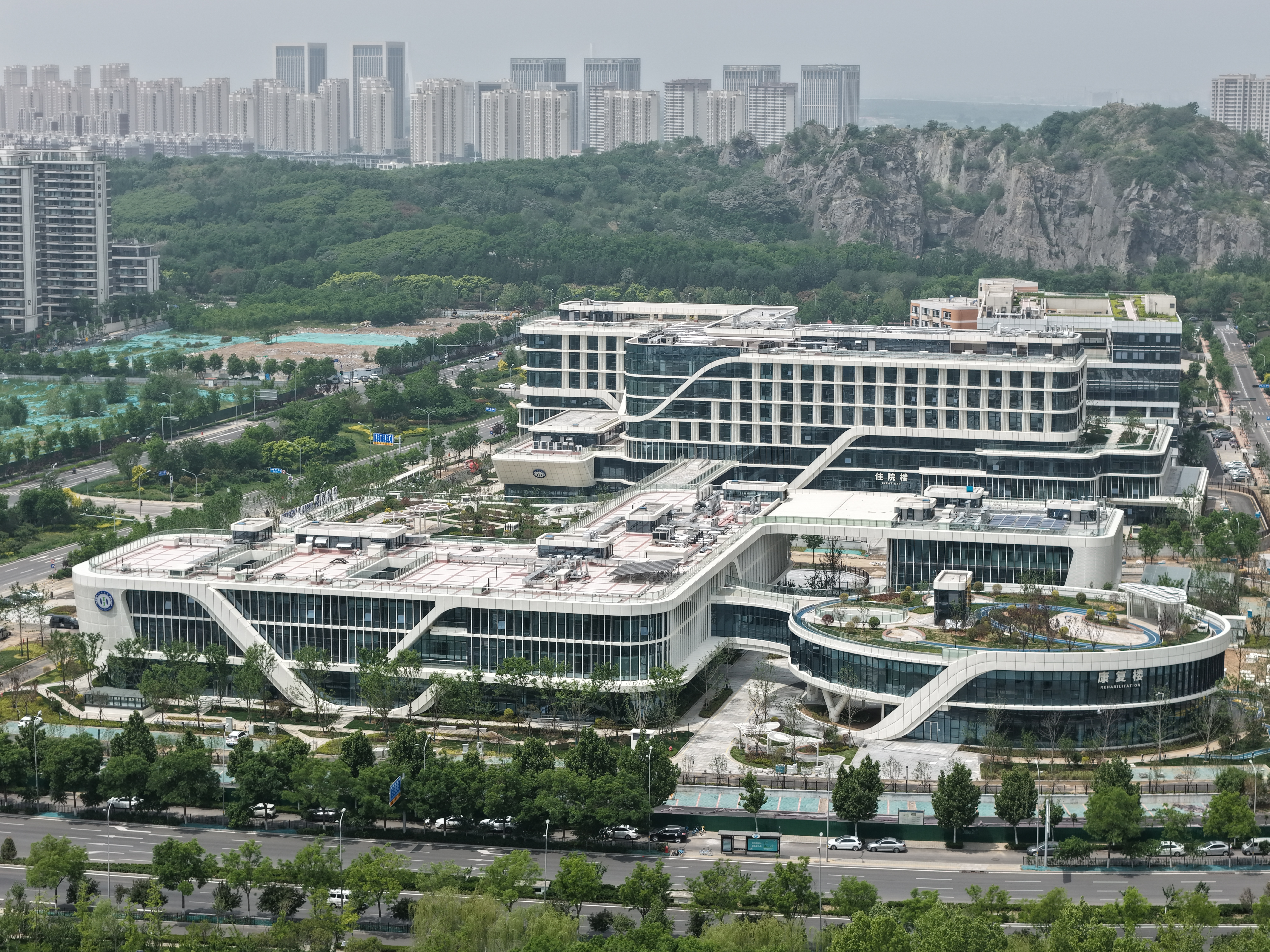 近日，济南医院迁建项目竣工，项目位于山东省济南市，为省、市两级重点工程，建成后将根本性改善区域医疗保障条件，成为济南东部新城健康服务核心枢纽。（赵彬）.jpg
