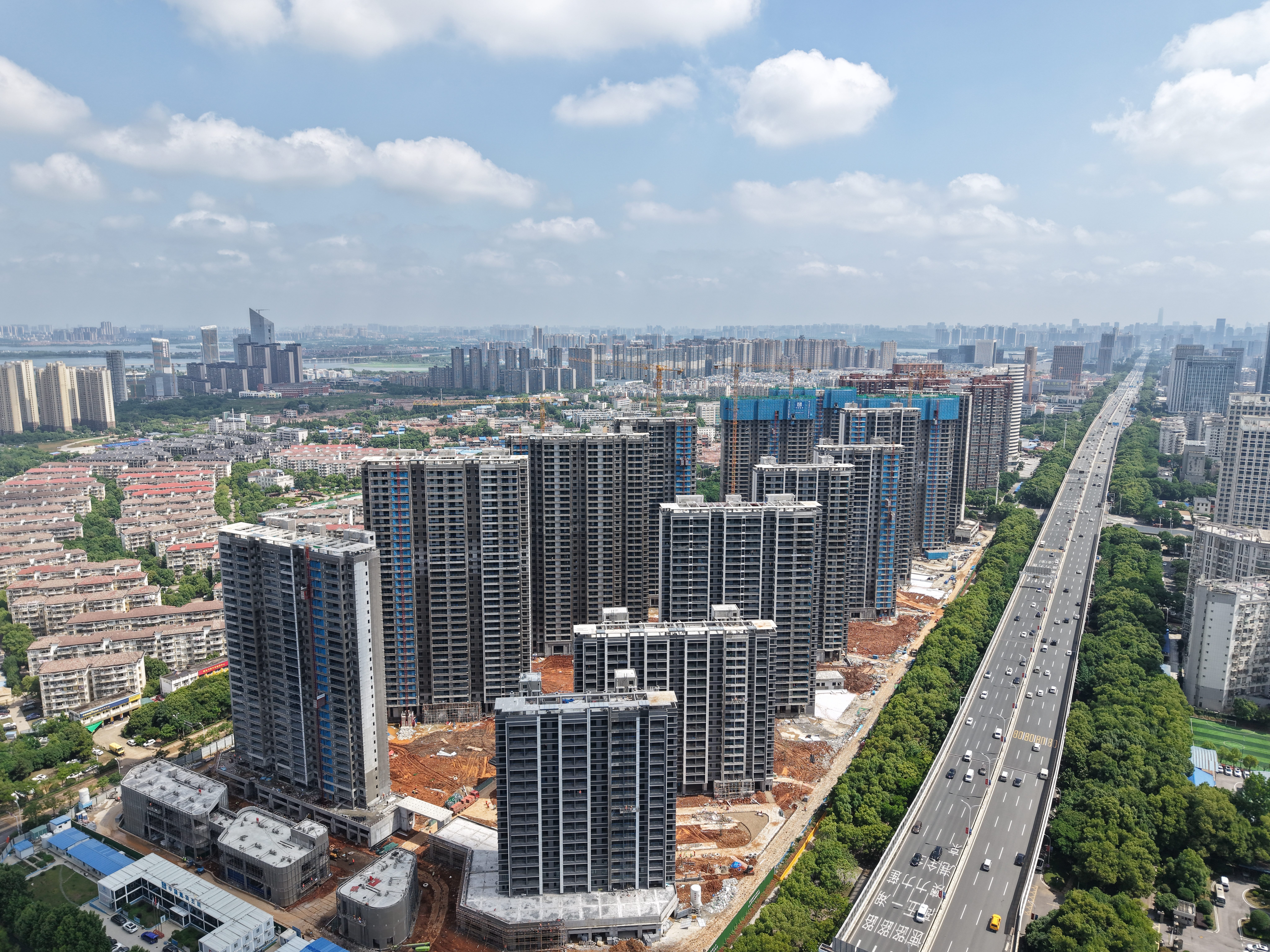 武汉郭徐岭项目封顶实景图(1).jpg 武汉郭徐岭项目封顶实景图(1).jpg