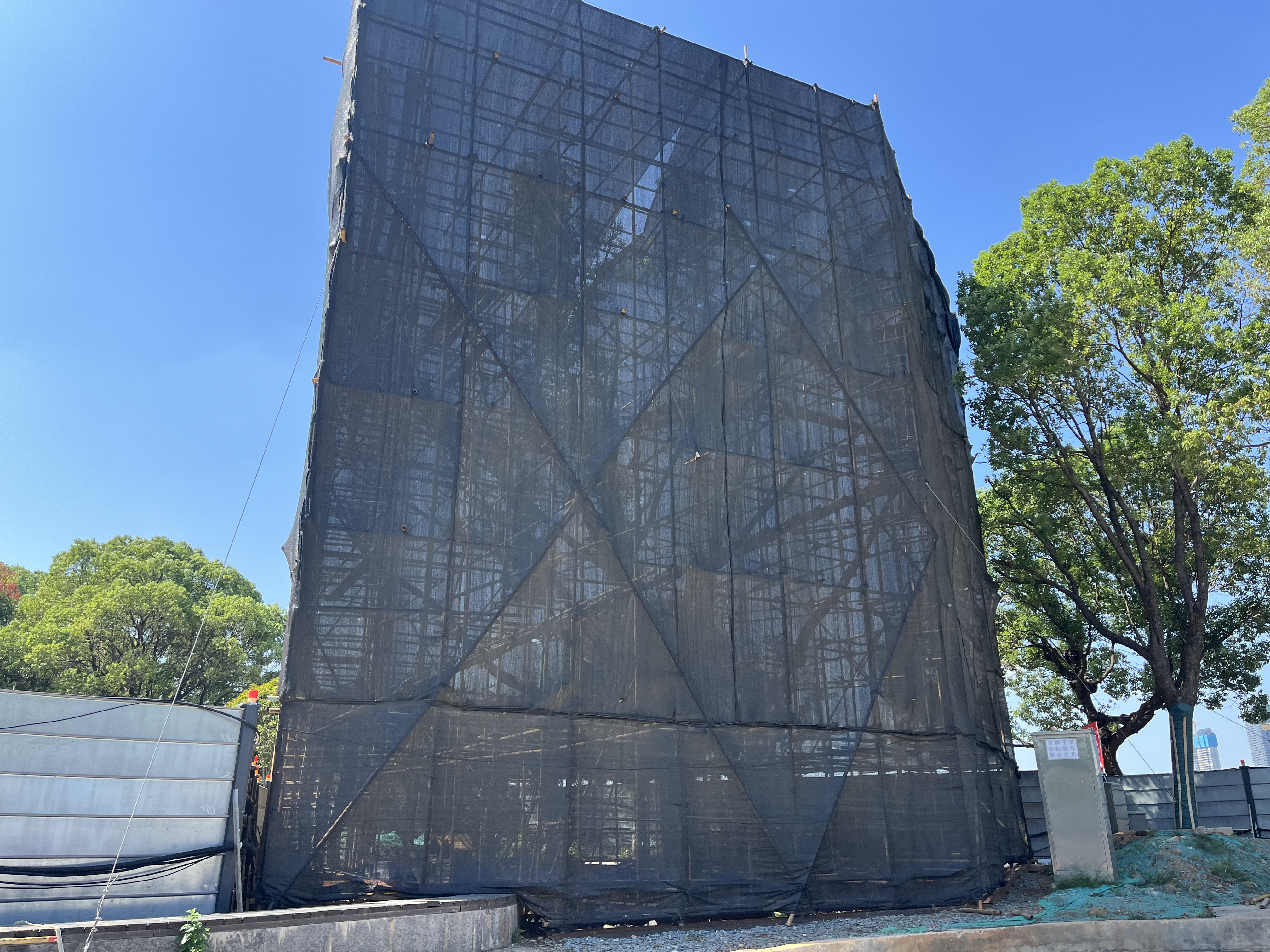 △ 给大树搭建遮阳棚.jpg