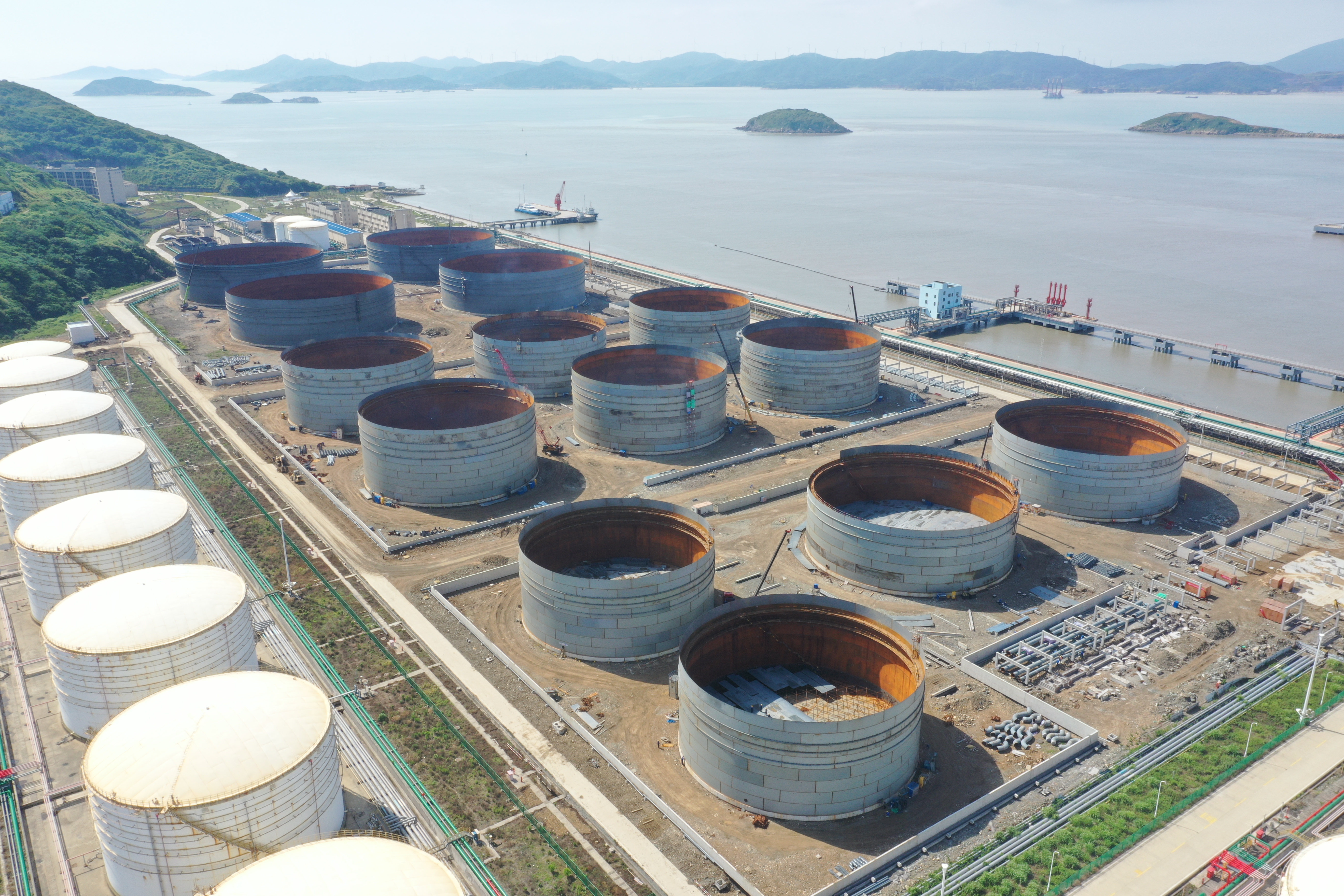【集团官网投稿】-中建安装承建的黄泽山石油中转储运工程二期项目安装工程储罐全部封顶全景图.jpg