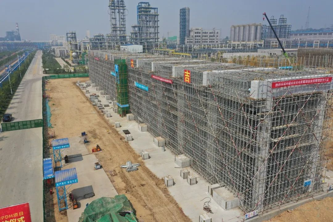 中建安装承建的山东青岛金能化学年产90万吨丙烷脱氢二期项目反应框架顺利封顶.png 中建安装承建的山东青岛金能化学年产90万吨丙烷脱氢二期项目反应框架顺利封顶.png