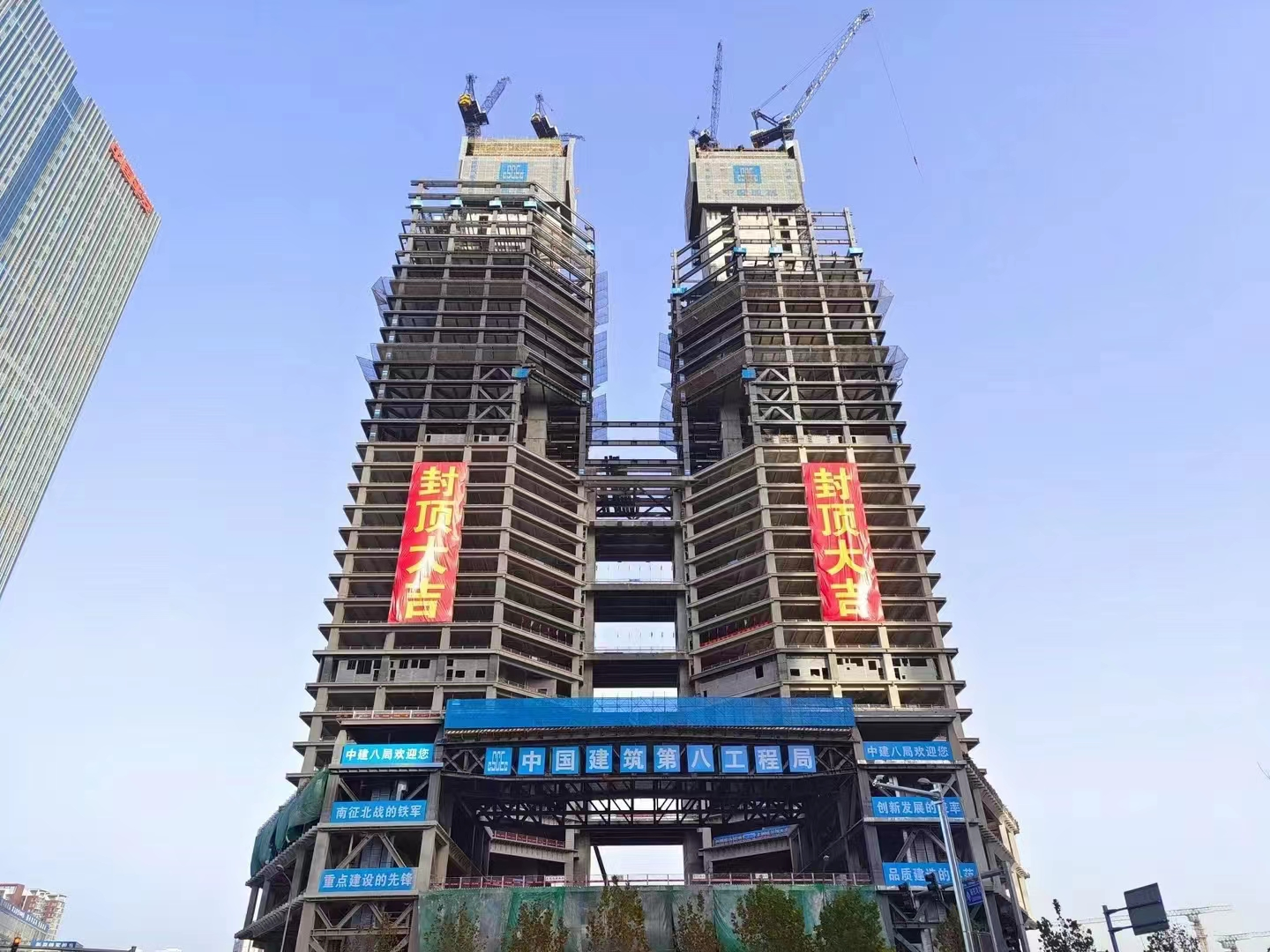 国家金融信息大厦封顶1.png