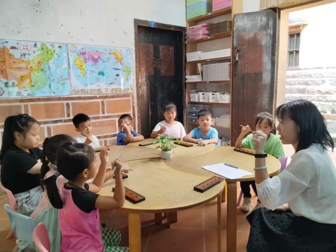 图18:围里社公益图书馆.jpg 图18:围里社公益图书馆.jpg