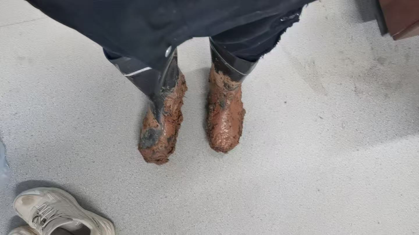 项目部员工胶鞋.jpg