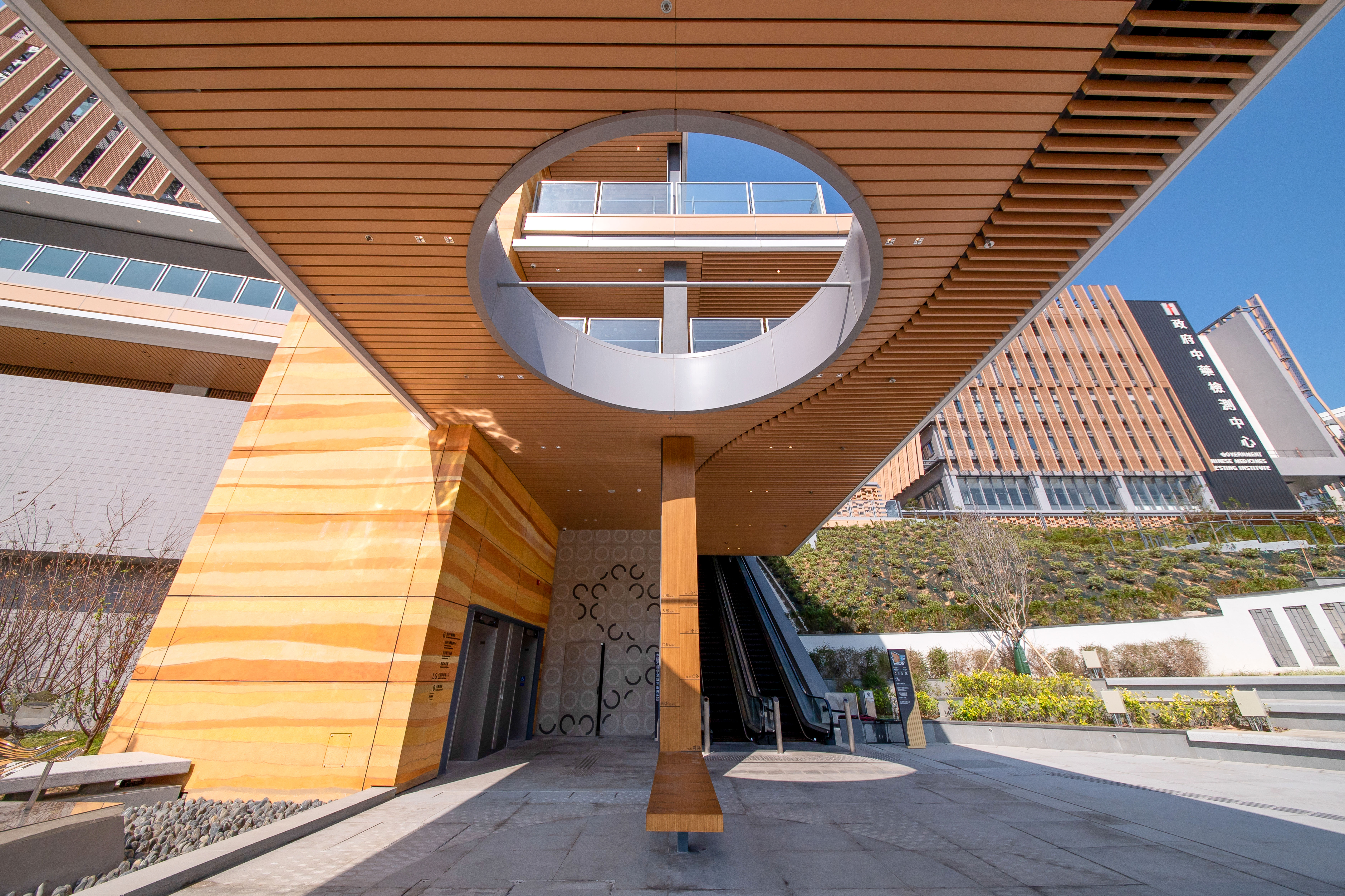 2-4 香港中医医院及政府中药检测中心-中医医院入口 实景图.jpg