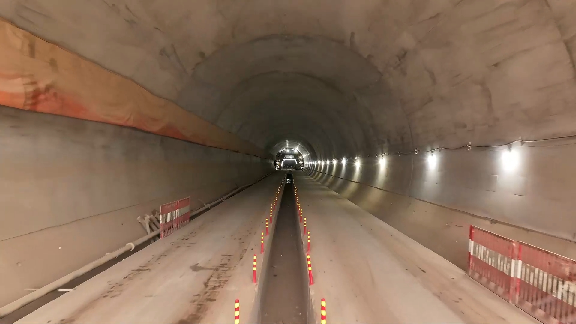 绵遂资内铁路绵阳段最长隧道贯通 (2).jpg