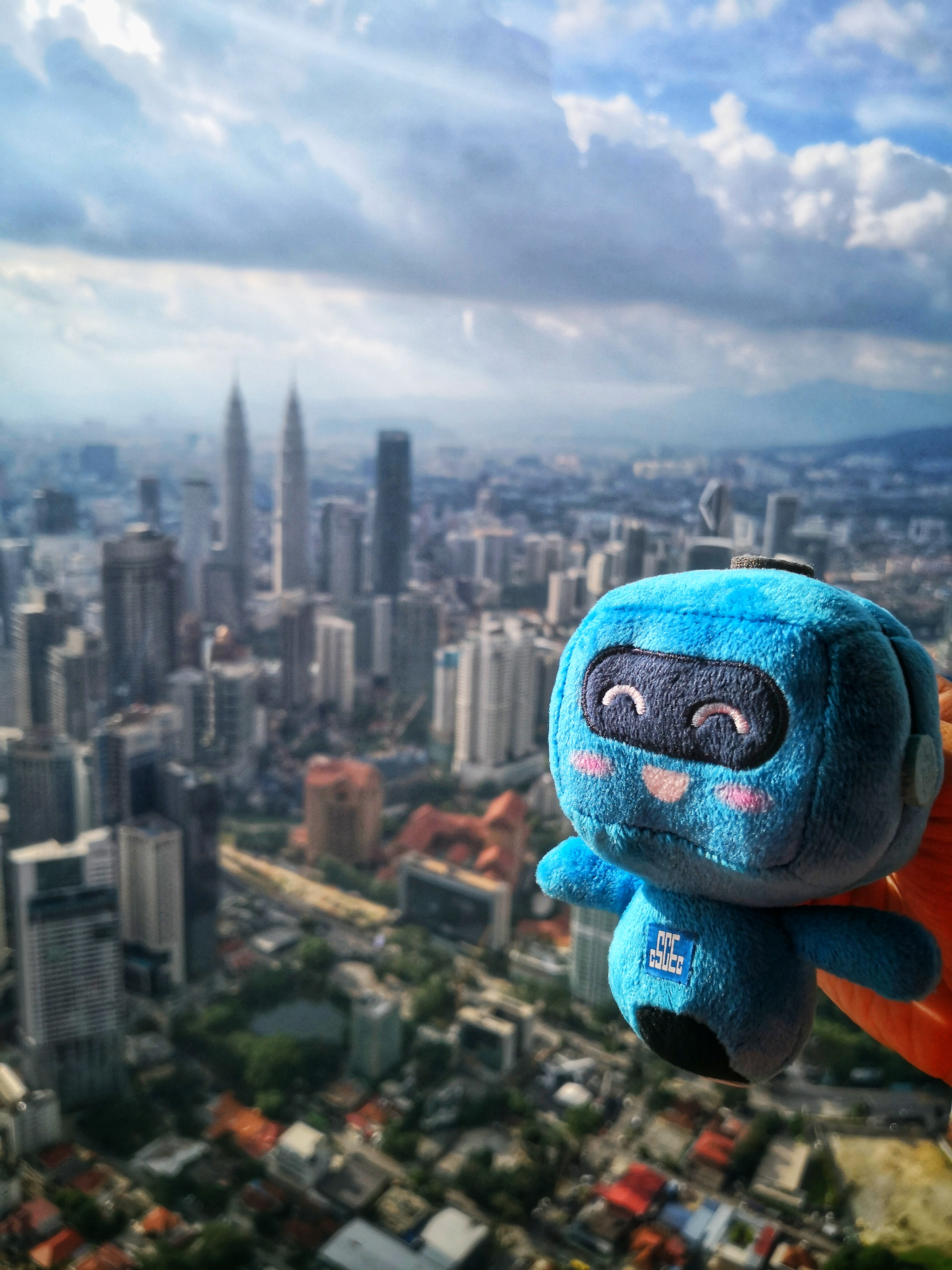 《带上蓝宝去远行1》—图片说明：蓝宝在吉隆坡标志塔项目—作者：夏天龙—电话：18702122565.jpg