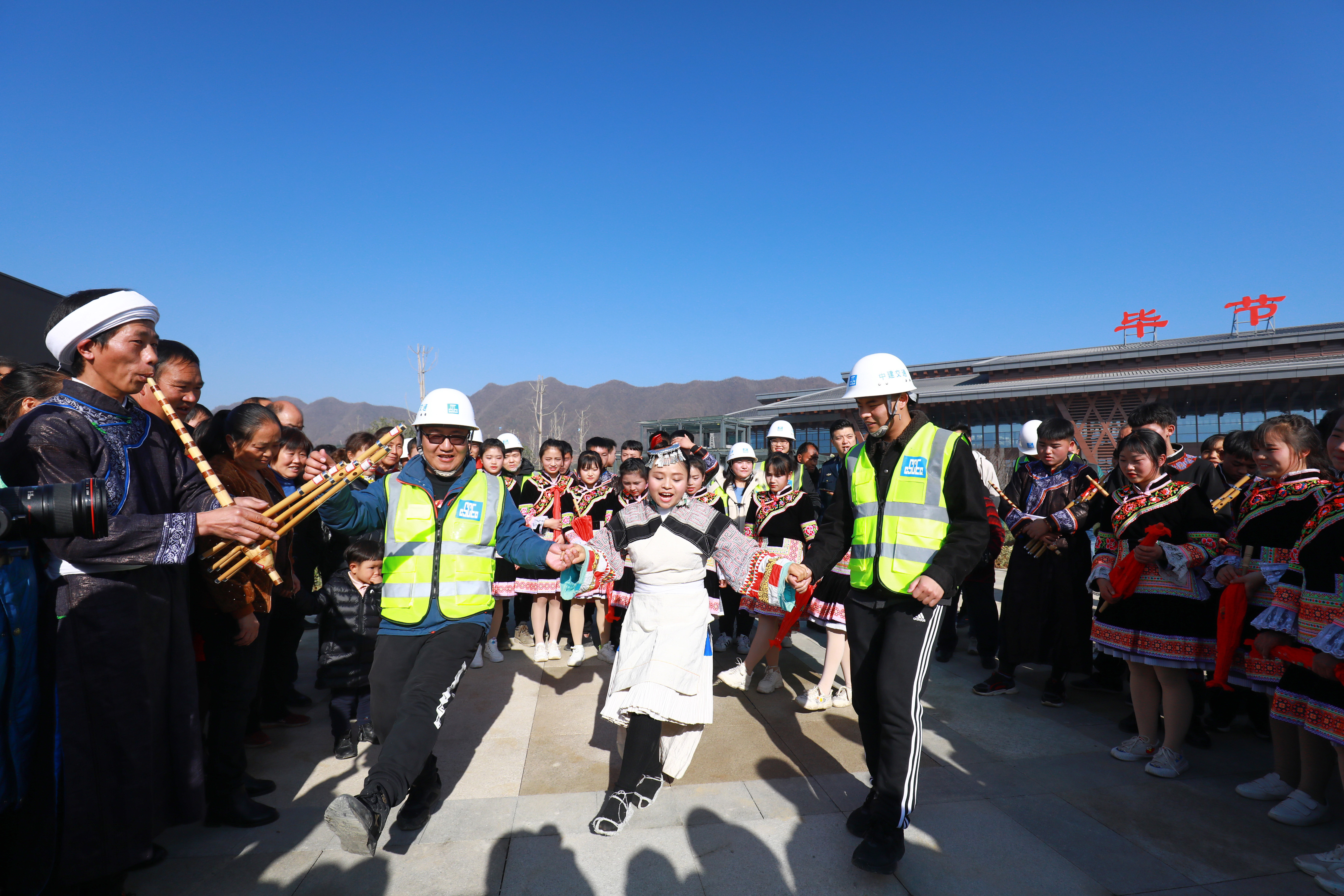 毕节当地群众与项目建设者共同庆祝.jpg