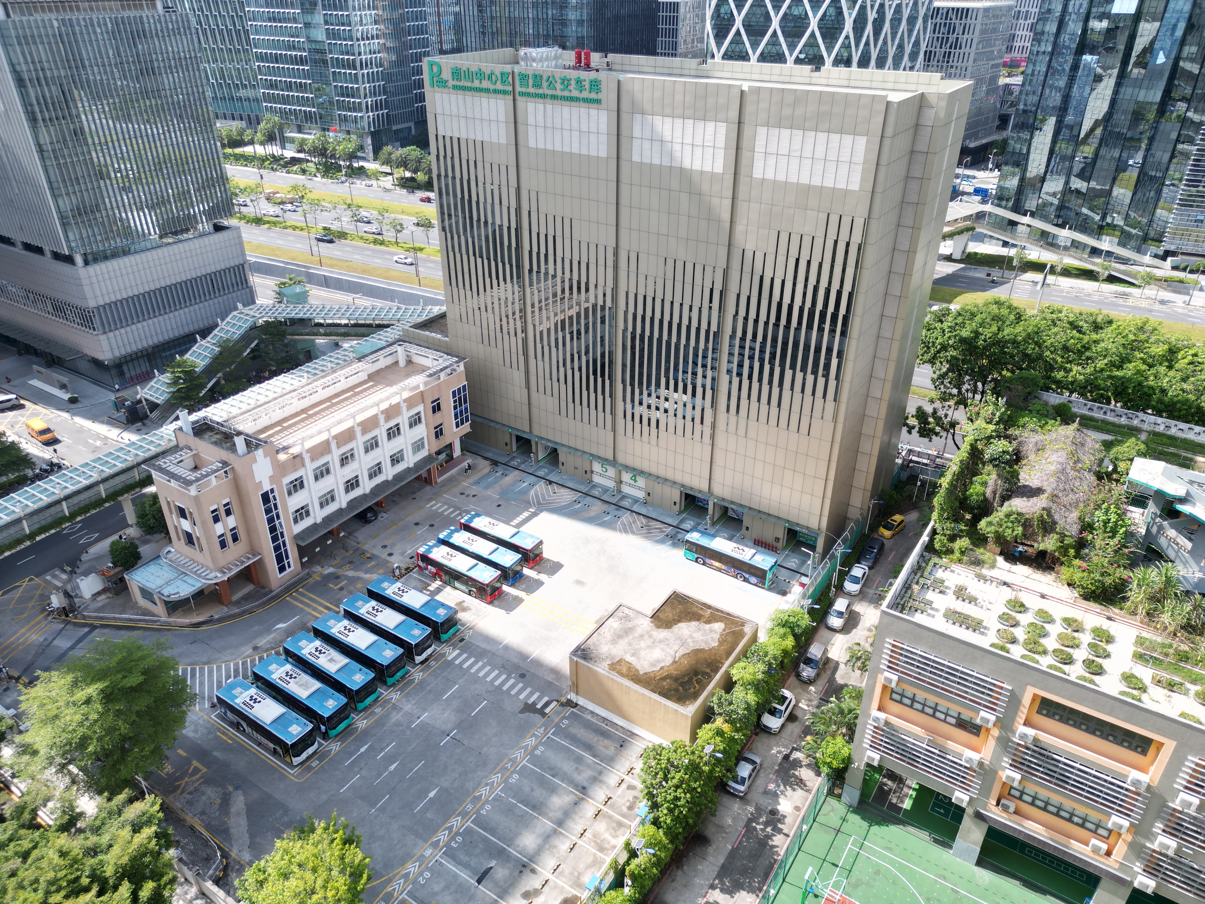 深圳南山中心区机械式立体公交车库.jpg