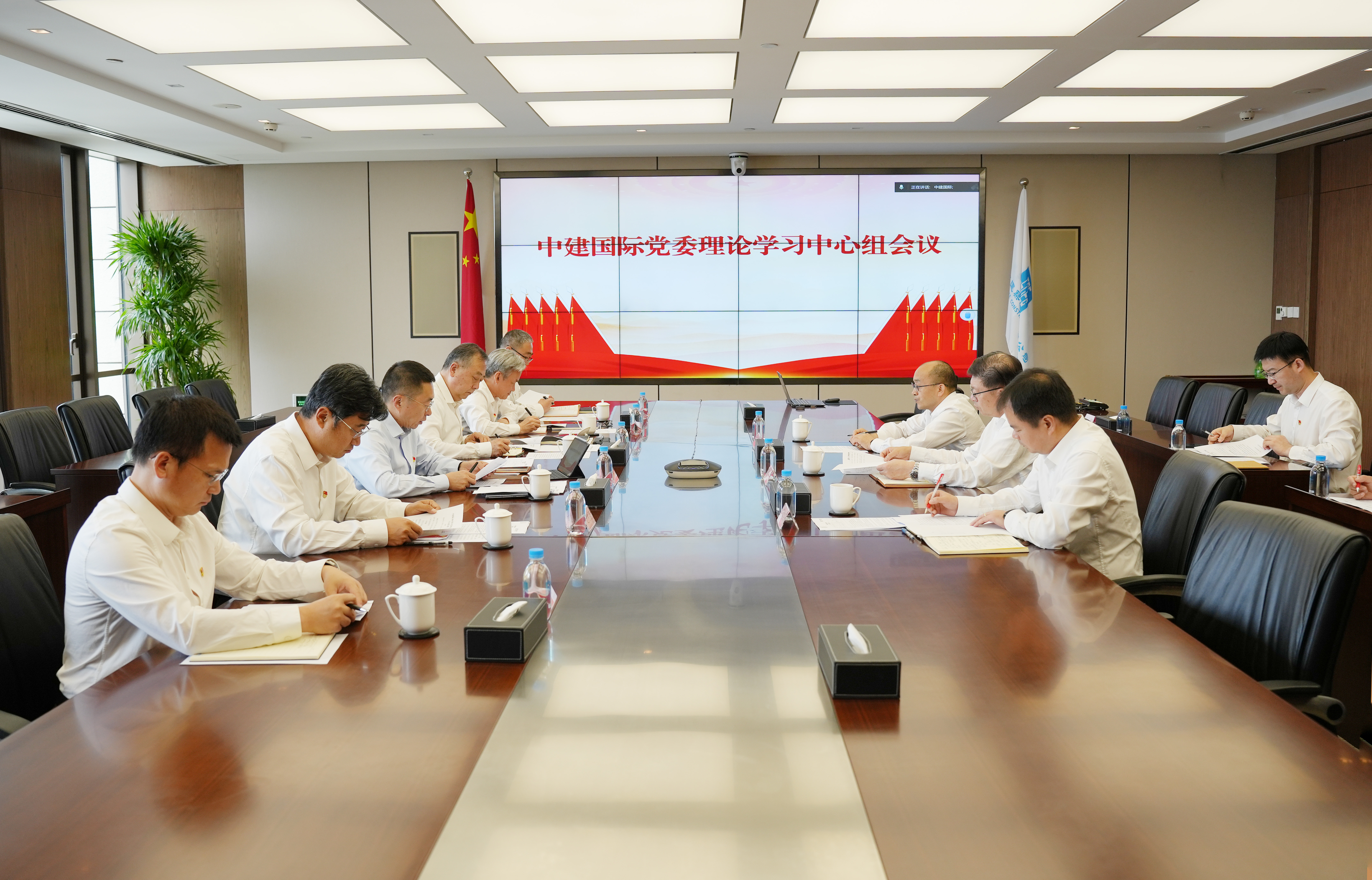 中心组照片.jpg 中心组照片.jpg
